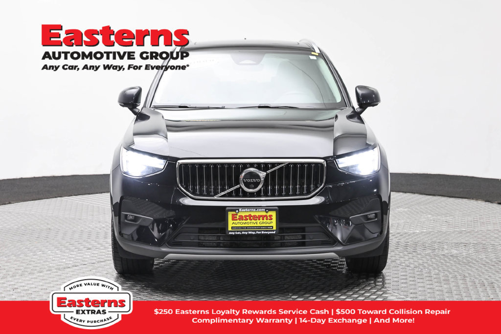 Used 2023 Volvo XC40 B5 Plus AWD/4WD image 3