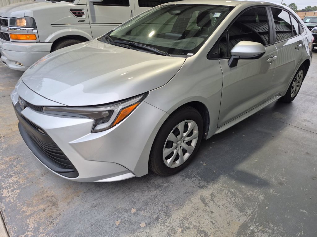 Used 2025 Toyota Corolla LE FWD image 5