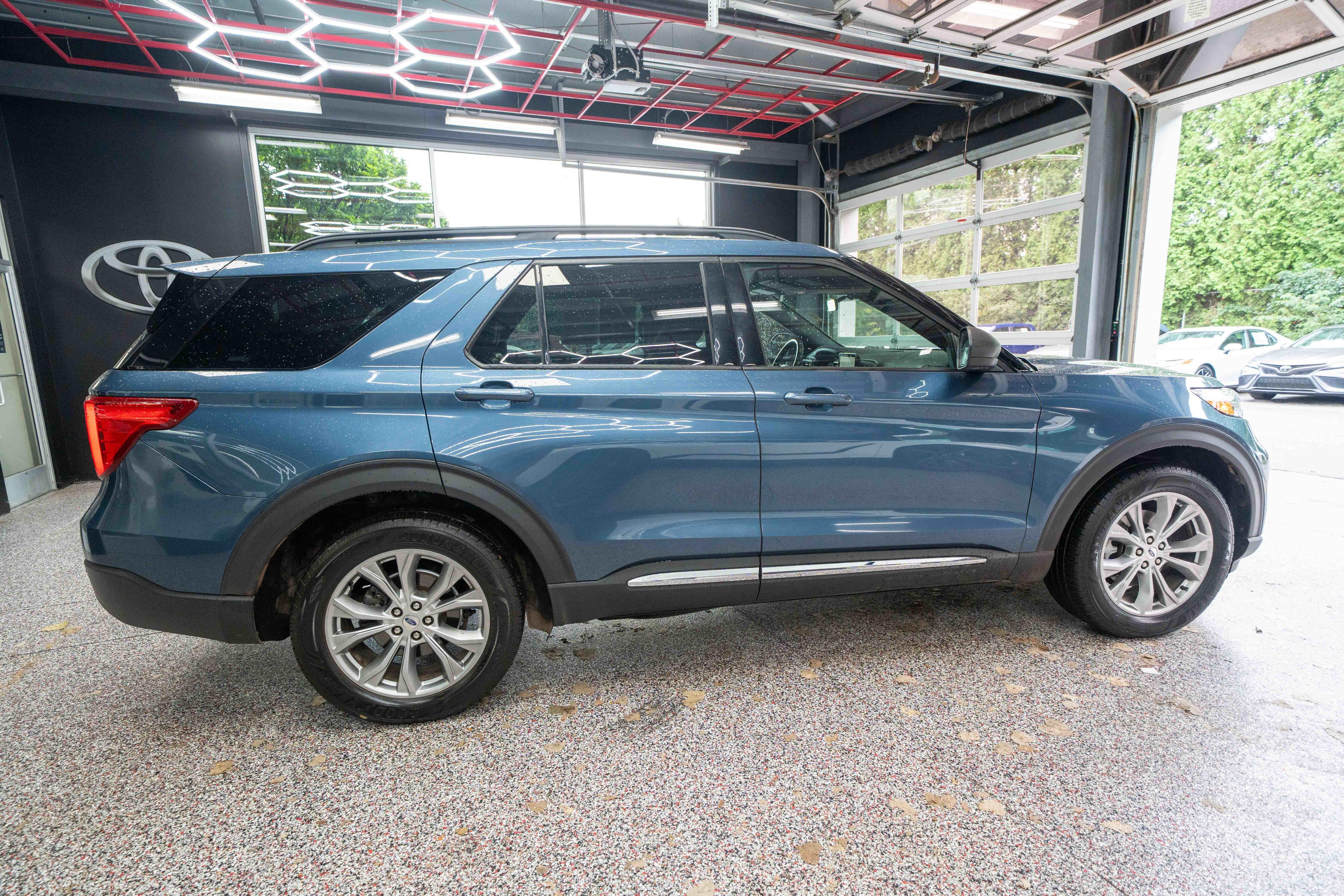 Used 2020 Ford Explorer XLT w/ Equipment Group 202A AWD/4WD image 4