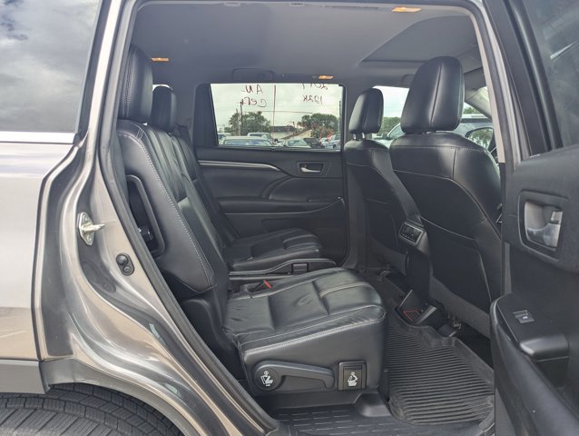 Used 2017 Toyota Highlander SE FWD image 15