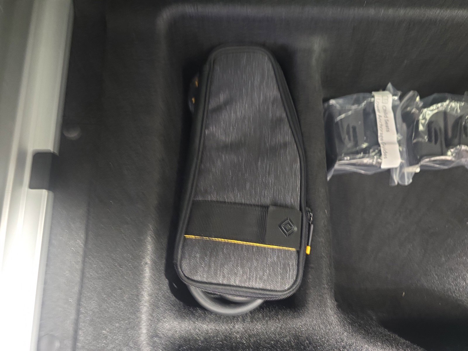 Used 2022 Rivian R1S Launch Edition image 34