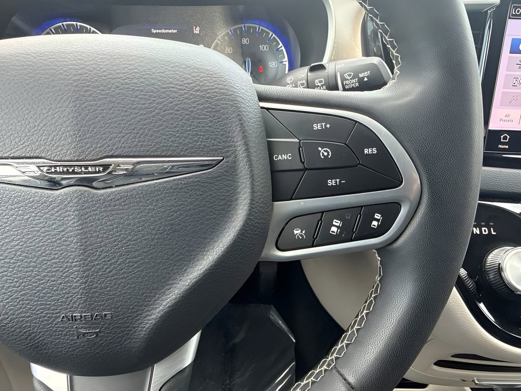 Used 2023 Chrysler Pacifica Touring-L FWD image 16