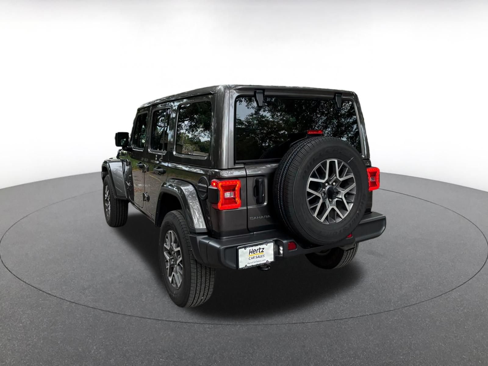Used 2025 Jeep Wrangler Unlimited Sahara AWD/4WD image 5