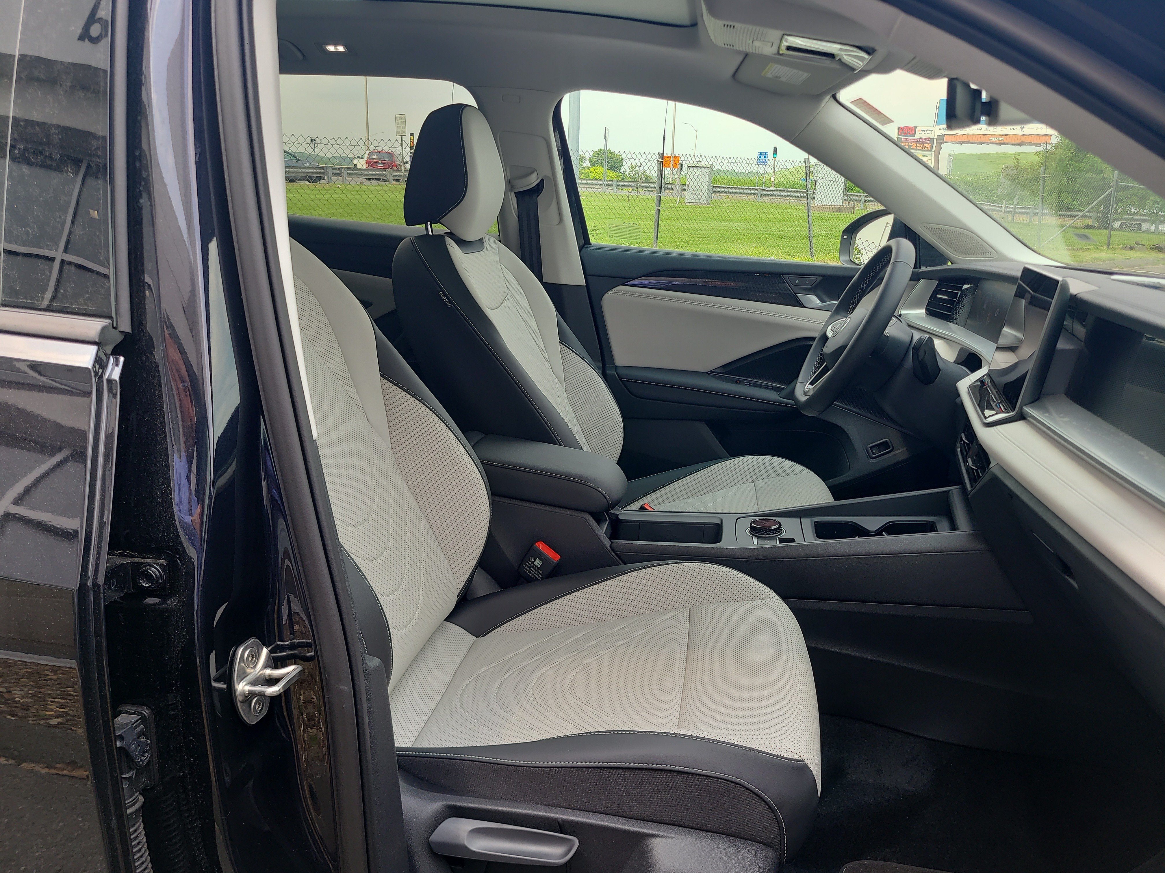 Certified 2025 Volkswagen Tiguan SE w/ Panoramic Sunroof Package AWD/4WD image 17