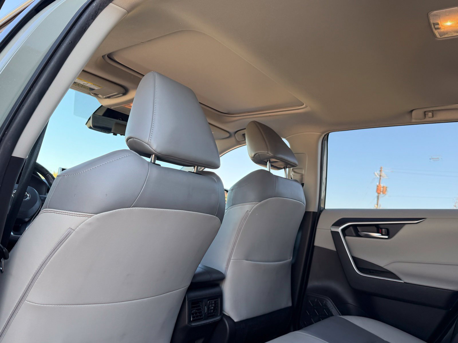Used 2020 Toyota RAV4 XLE Premium FWD image 36