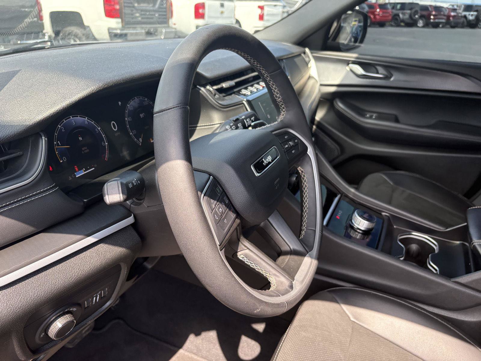 Used 2025 Jeep Grand Cherokee L Altitude AWD/4WD image 9