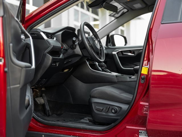 Used 2021 Toyota RAV4 XLE image 25