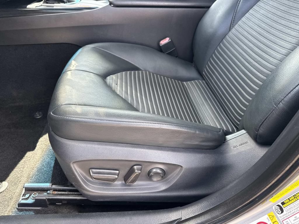Used 2019 Toyota Camry SE FWD image 18