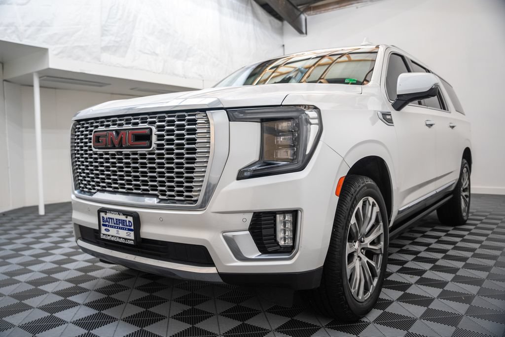 Used 2021 GMC Yukon XL Denali w/ Denali Premium Package AWD/4WD image 3