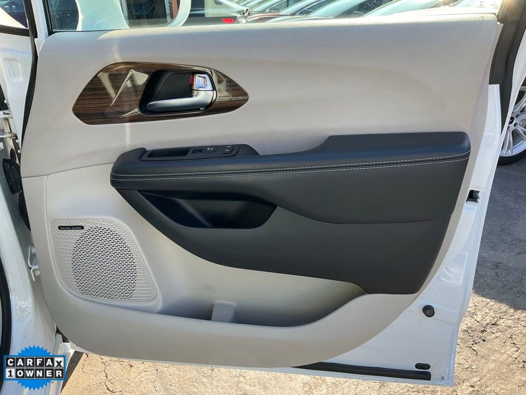 Used 2022 Chrysler Pacifica Limited w/ Uconnect Theater Family Group image 73