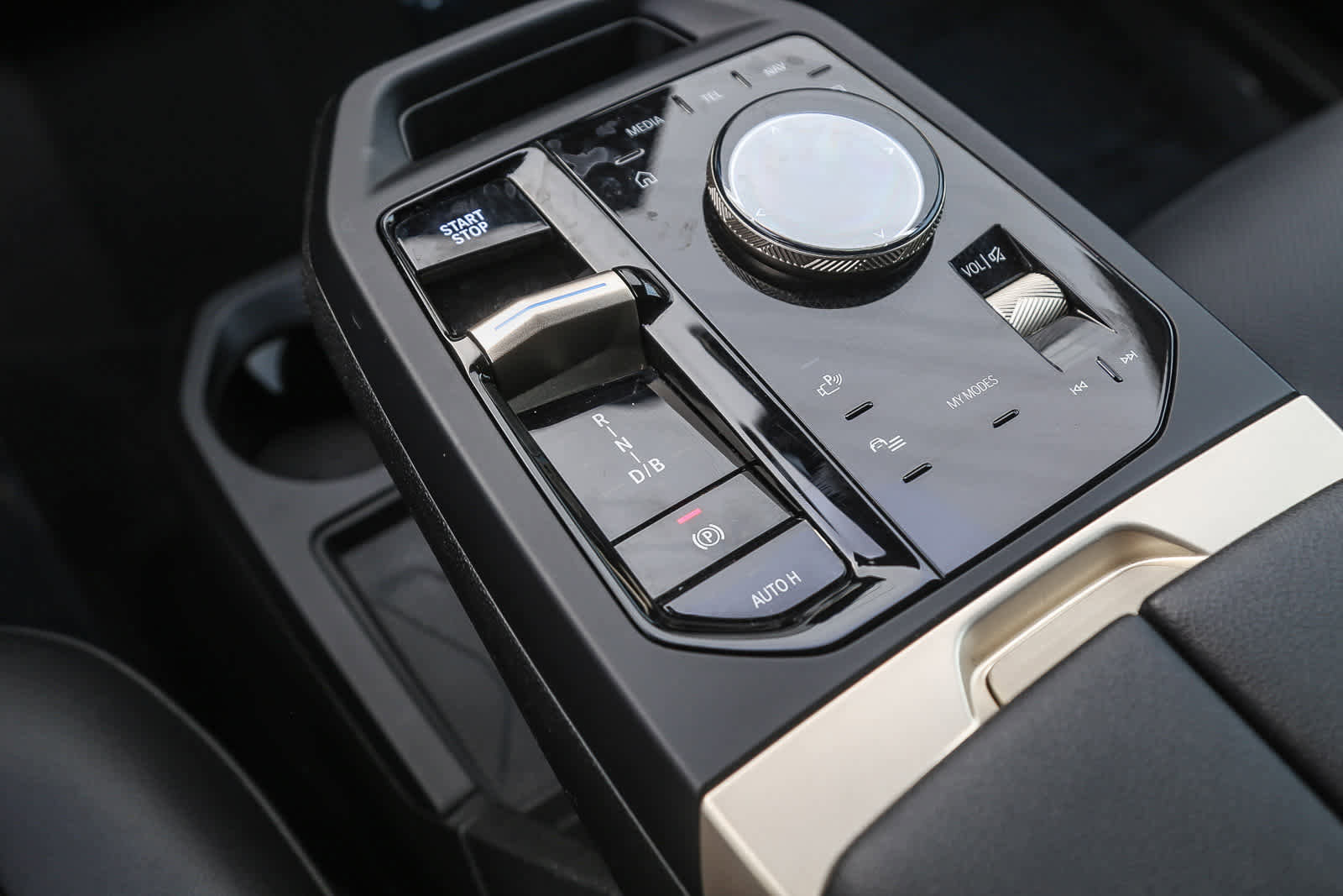 Used 2023 BMW iX xDrive50 w/ Sport Package image 16