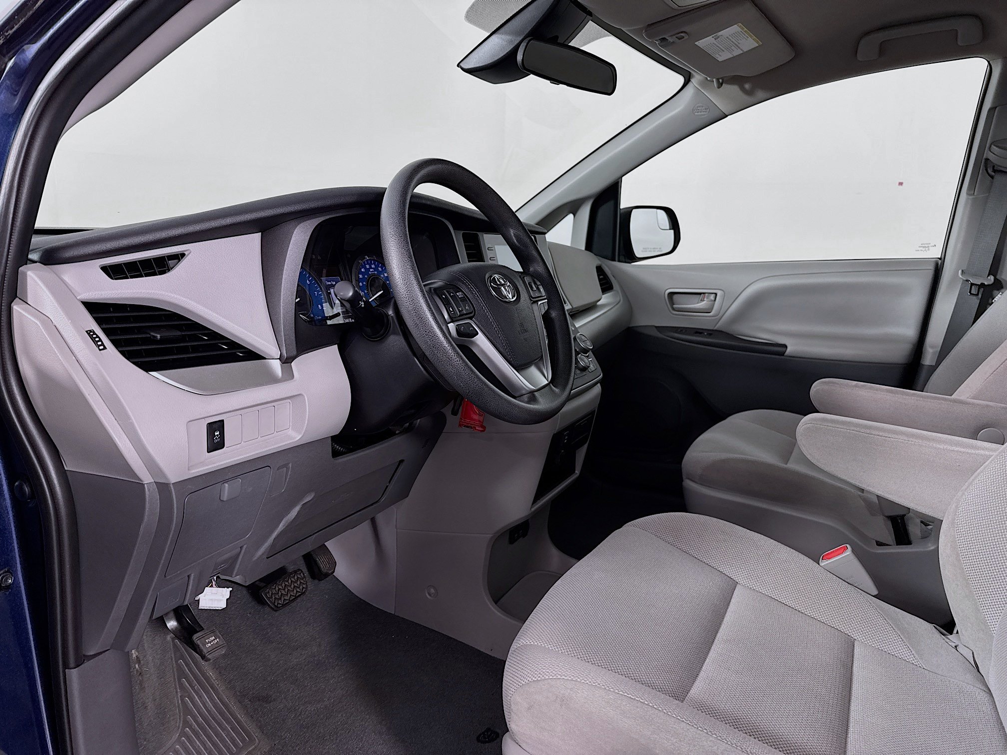 Certified 2020 Toyota Sienna L FWD image 9