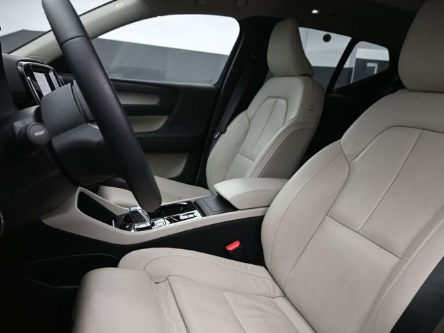 Used 2023 Volvo XC40 B5 Plus w/ Driver Assist Package image 9