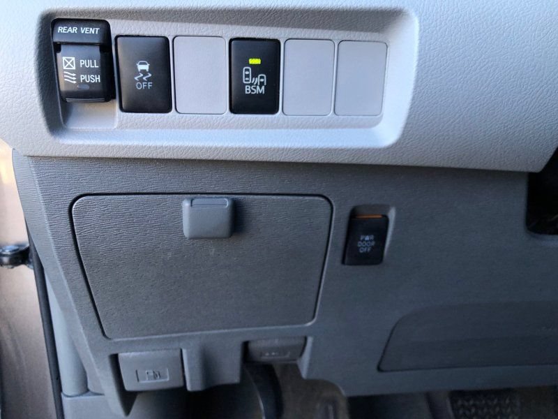 Used 2015 Toyota Sienna XLE FWD image 16