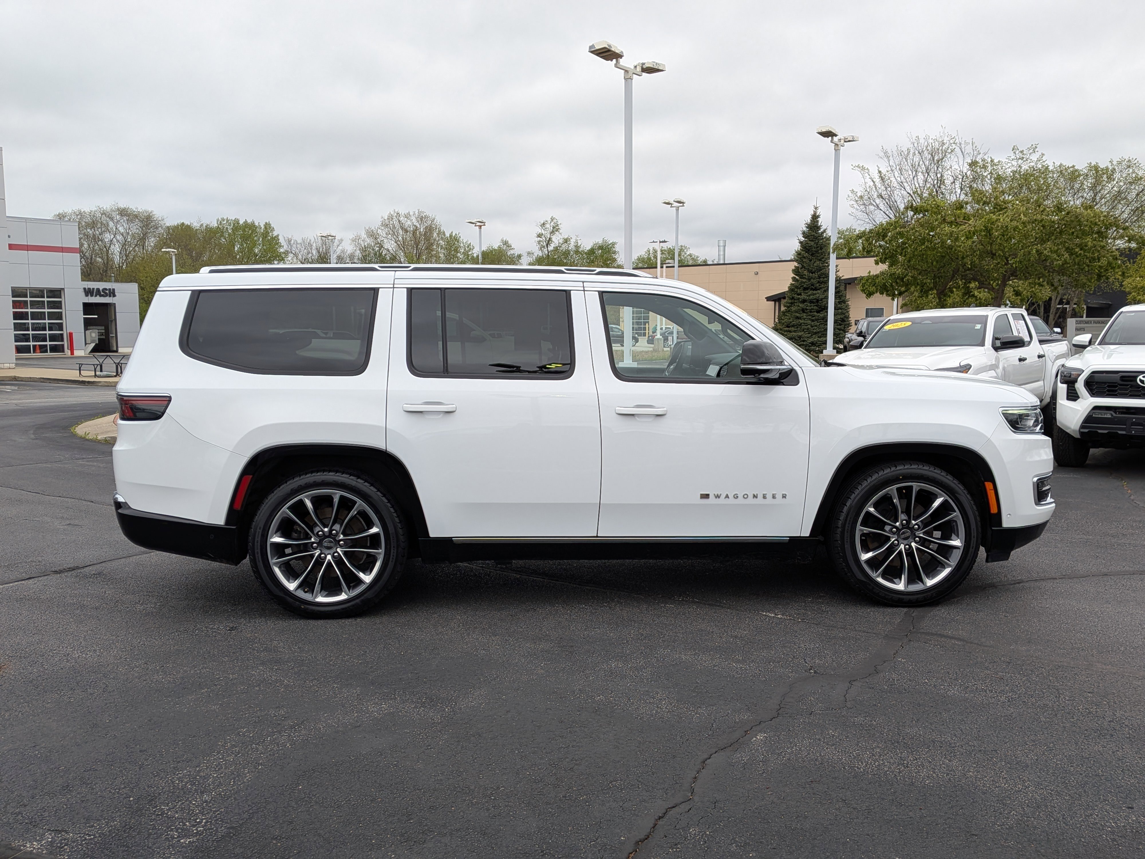 Used 2024 Jeep Wagoneer Series III w/ Premium Group I AWD/4WD image 9
