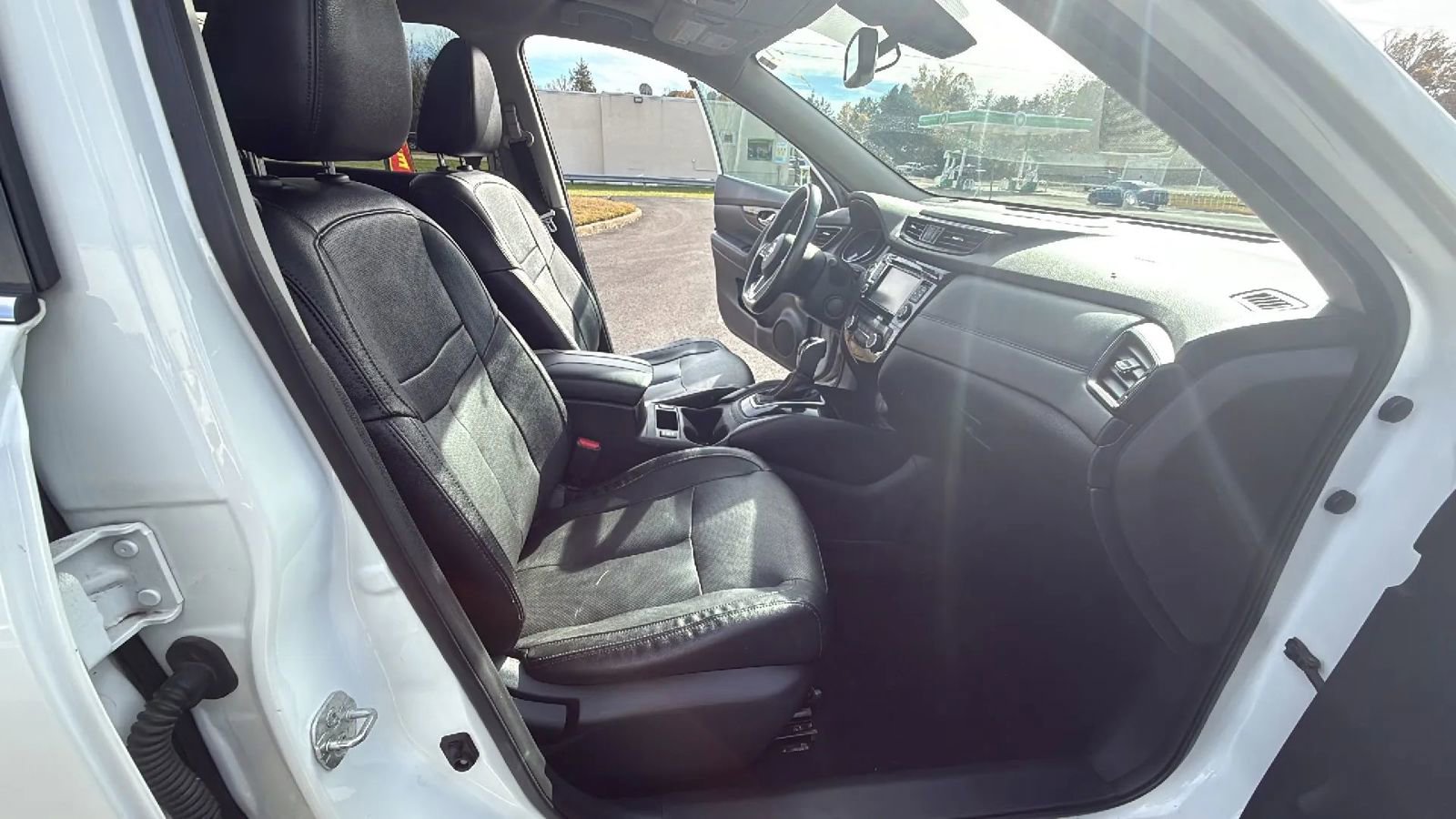 Used 2017 Nissan Rogue SL w/ SL Premium Package image 39