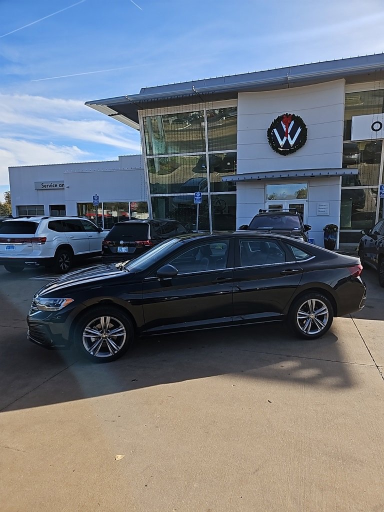 Used 2024 Volkswagen Jetta SE image 8