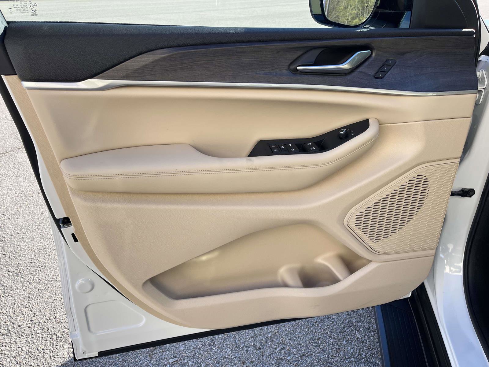 Used 2025 Jeep Grand Cherokee Limited image 14