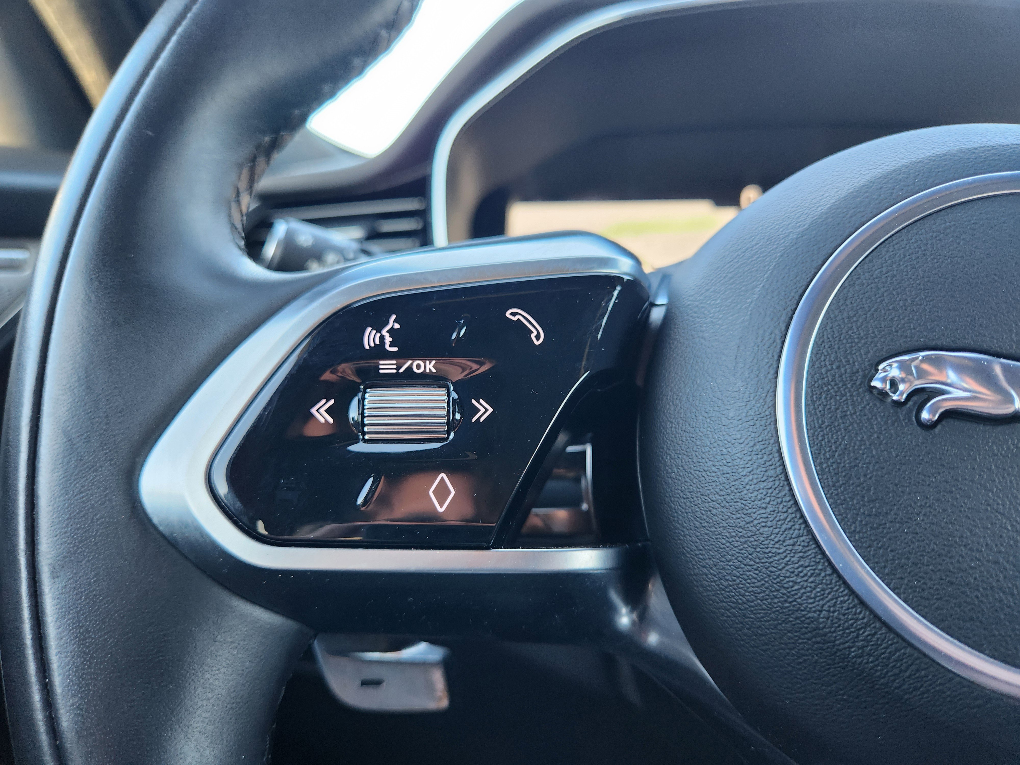 Used 2024 Jaguar F-PACE R-Dynamic S image 32