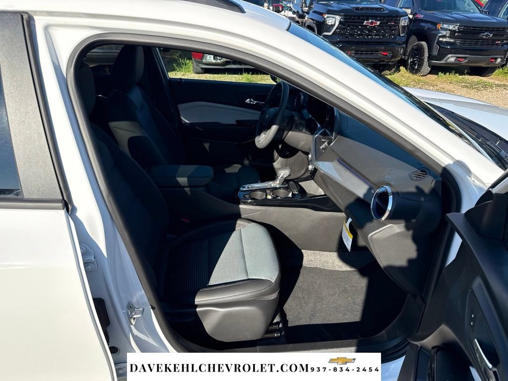Used 2025 Chevrolet Trax LT FWD image 19