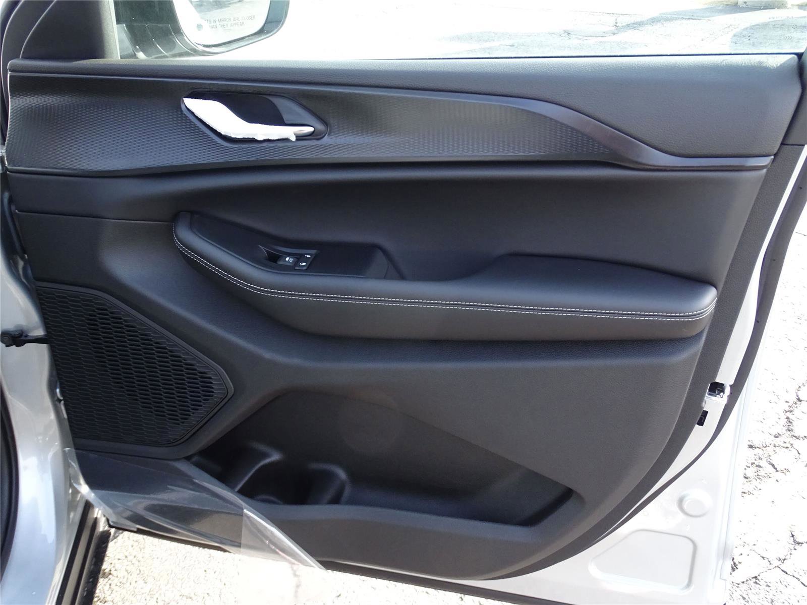 Used 2025 Jeep Grand Cherokee L Altitude image 4