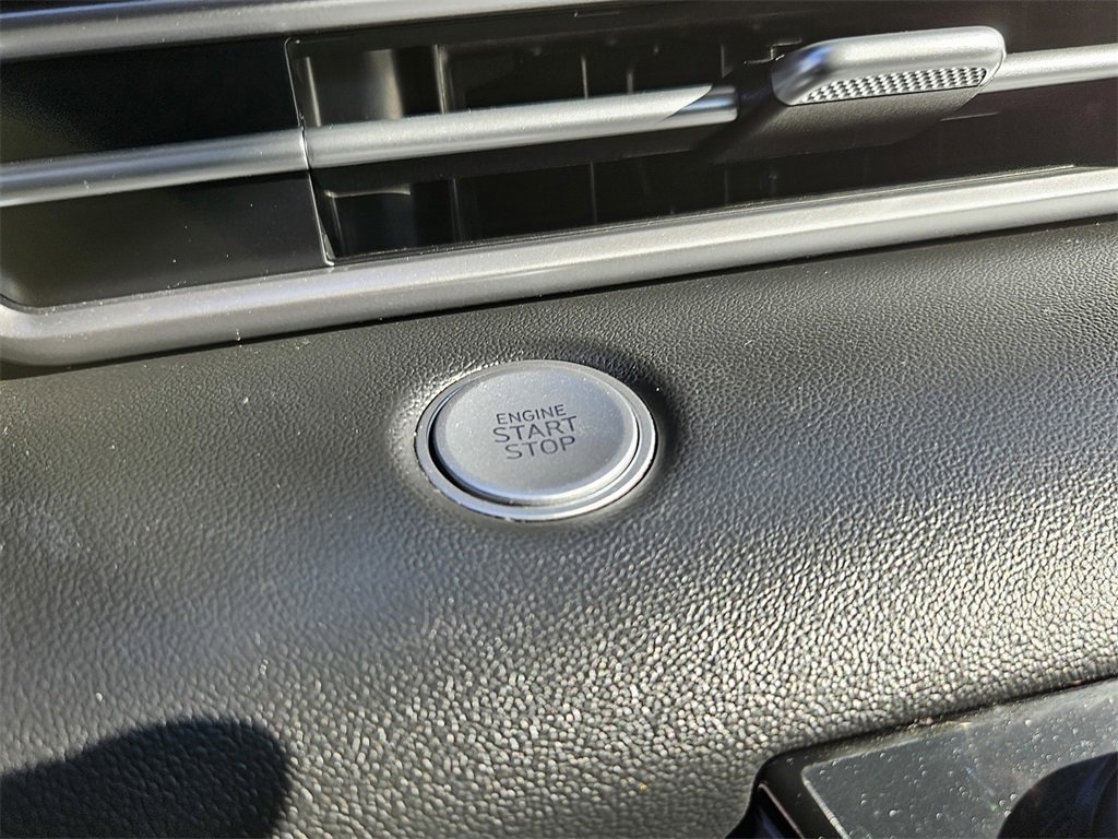 Used 2023 Hyundai Elantra Blue image 17