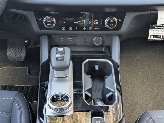 New 2025 Mitsubishi Outlander SE image 21