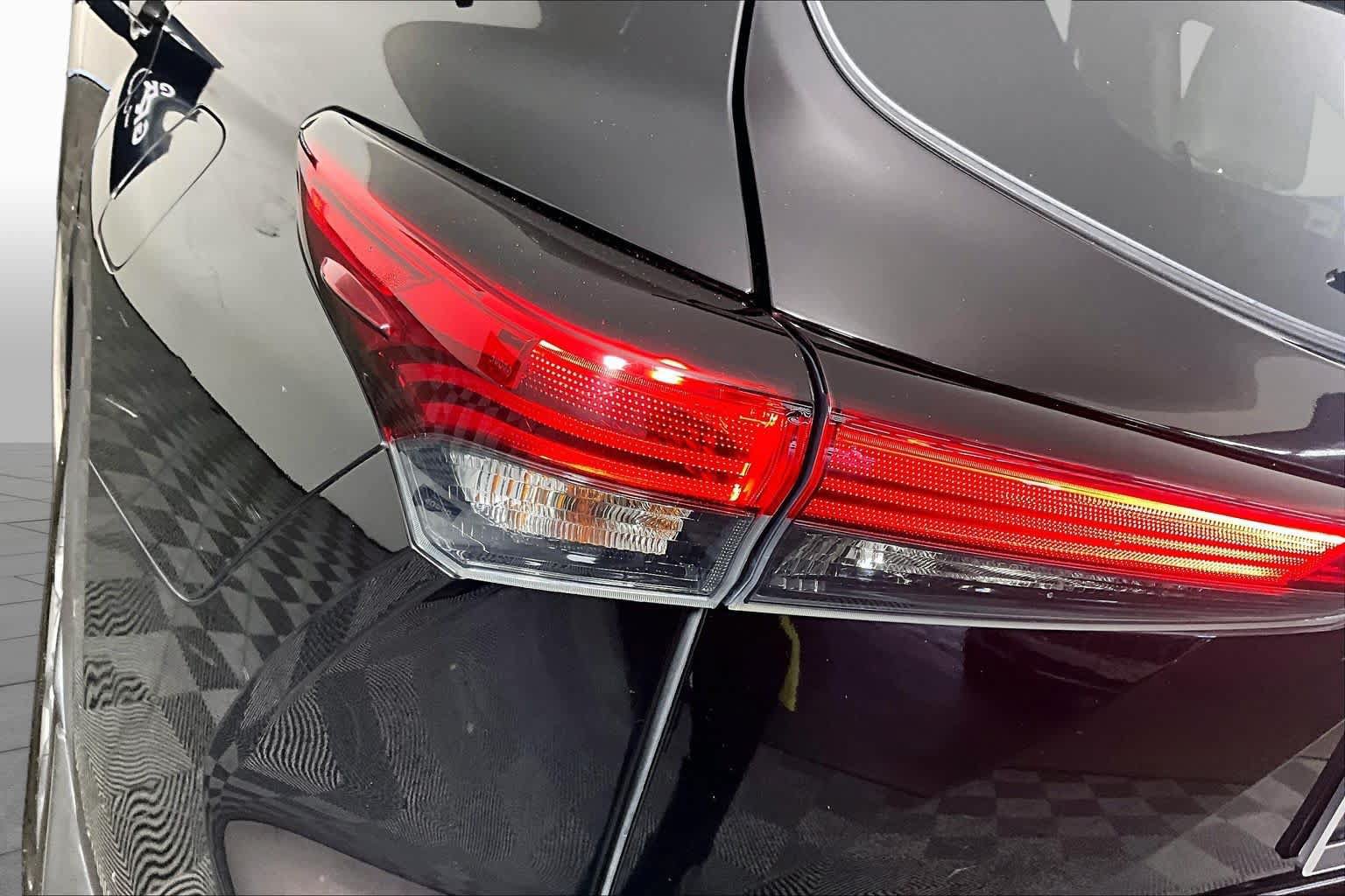 Used 2020 Toyota Highlander Limited FWD image 28