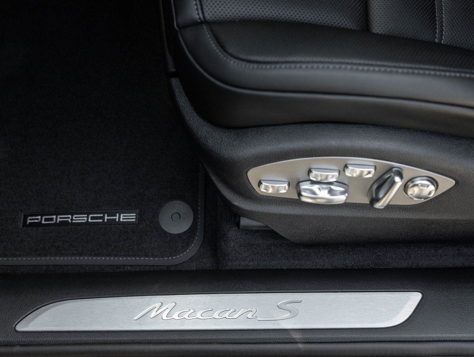 Certified 2025 Porsche Macan S AWD/4WD image 21