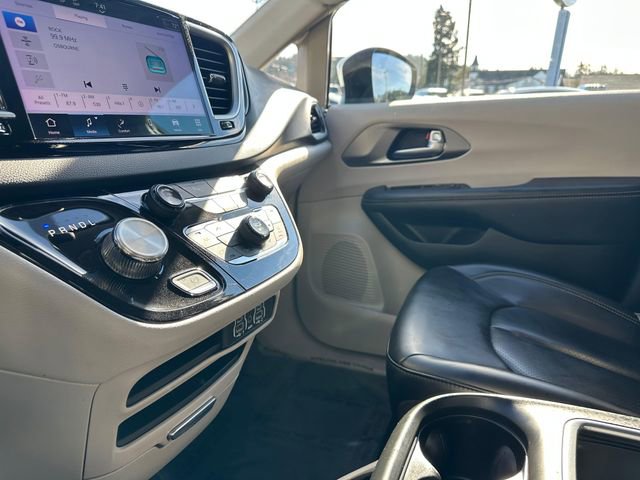Used 2023 Chrysler Pacifica Touring-L image 19