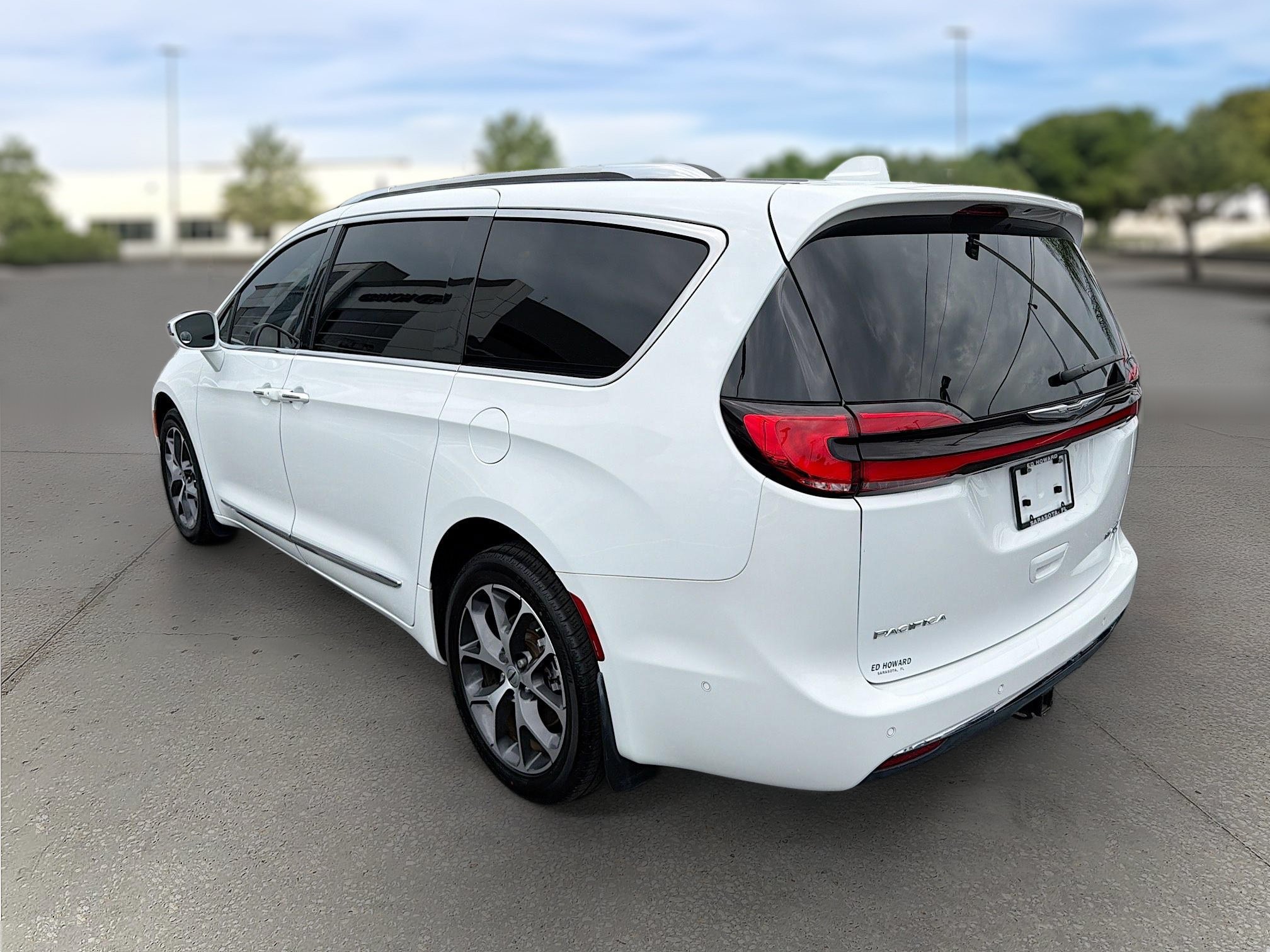 Used 2021 Chrysler Pacifica Limited w/ Uconnect Theater Family Group AWD/4WD image 5