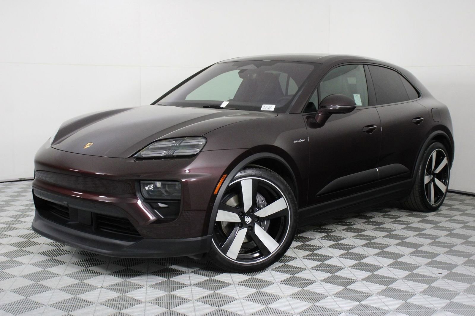 Certified 2025 Porsche Macan Electric RWD image 33