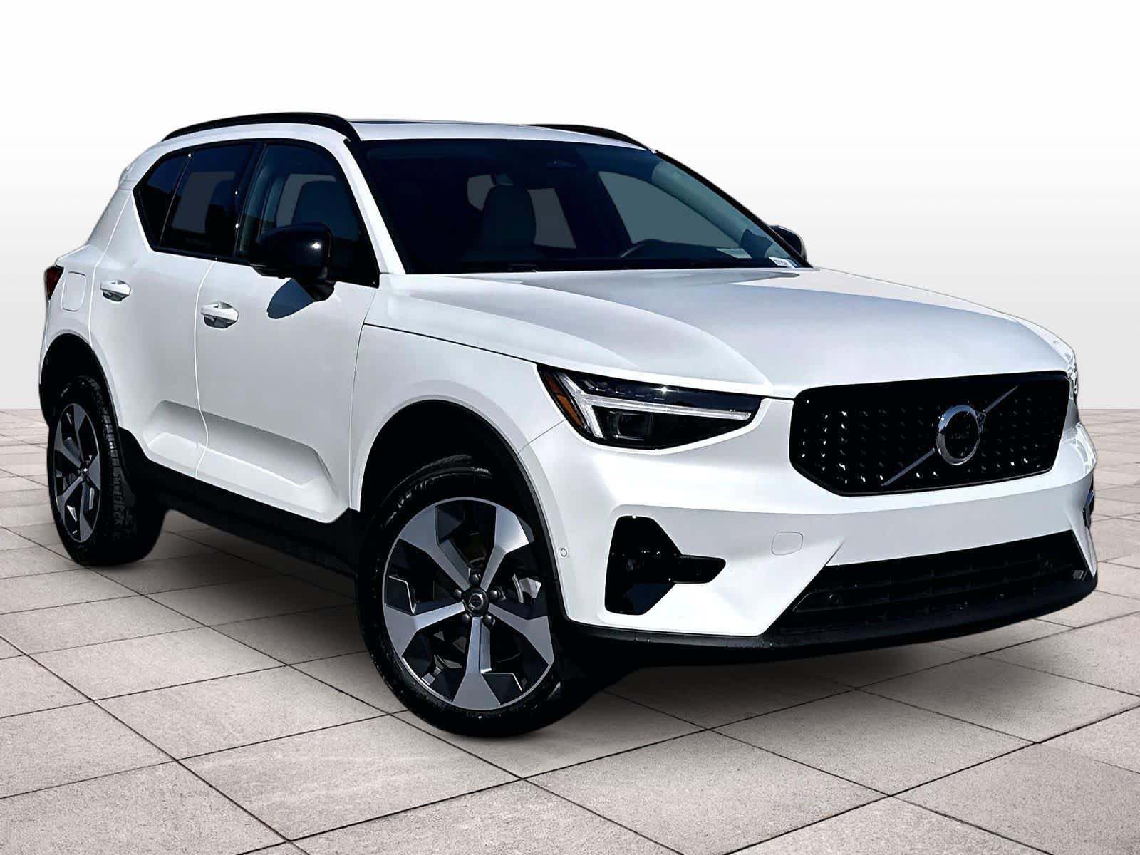 Used 2026 Volvo XC40 B5 Plus w/ Protection Package Premier AWD/4WD image 2