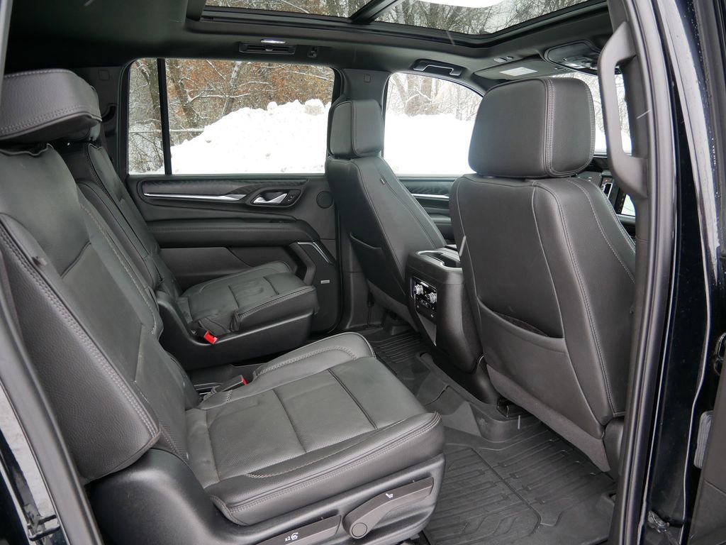 Used 2023 GMC Yukon XL Denali image 9