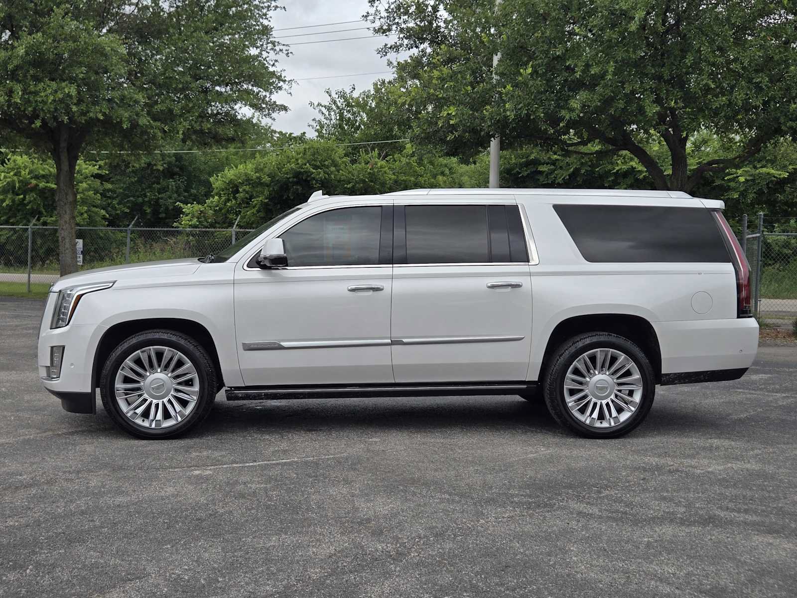 Used 2019 Cadillac Escalade ESV Platinum AWD/4WD image 4