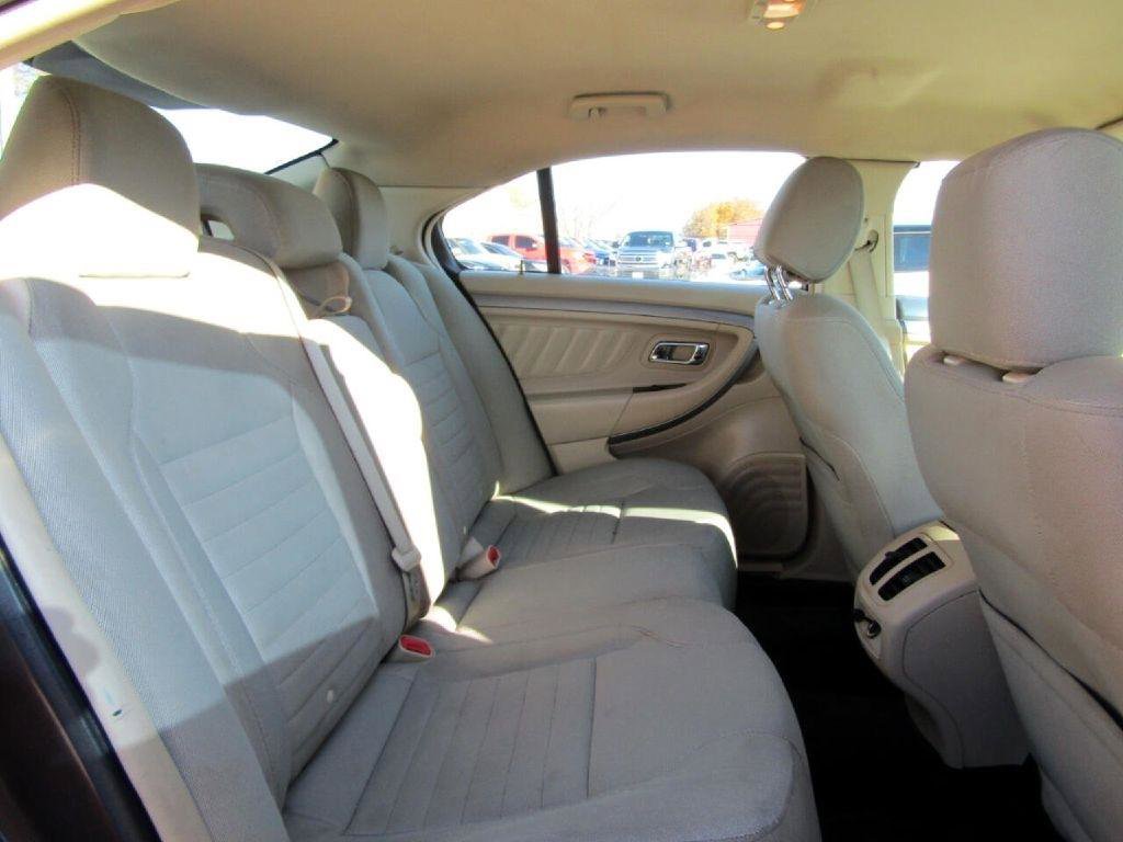 Used 2016 Ford Taurus SE FWD image 17