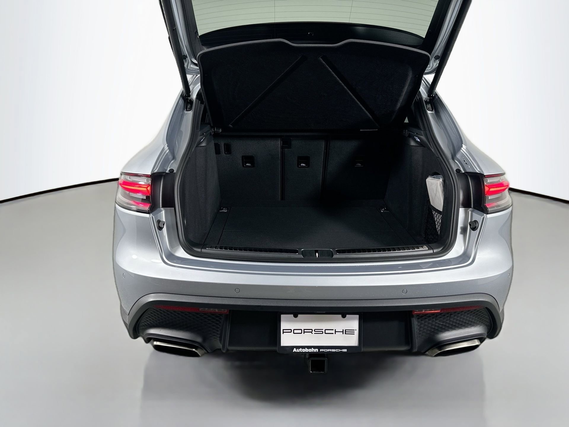 Certified 2025 Porsche Macan image 39