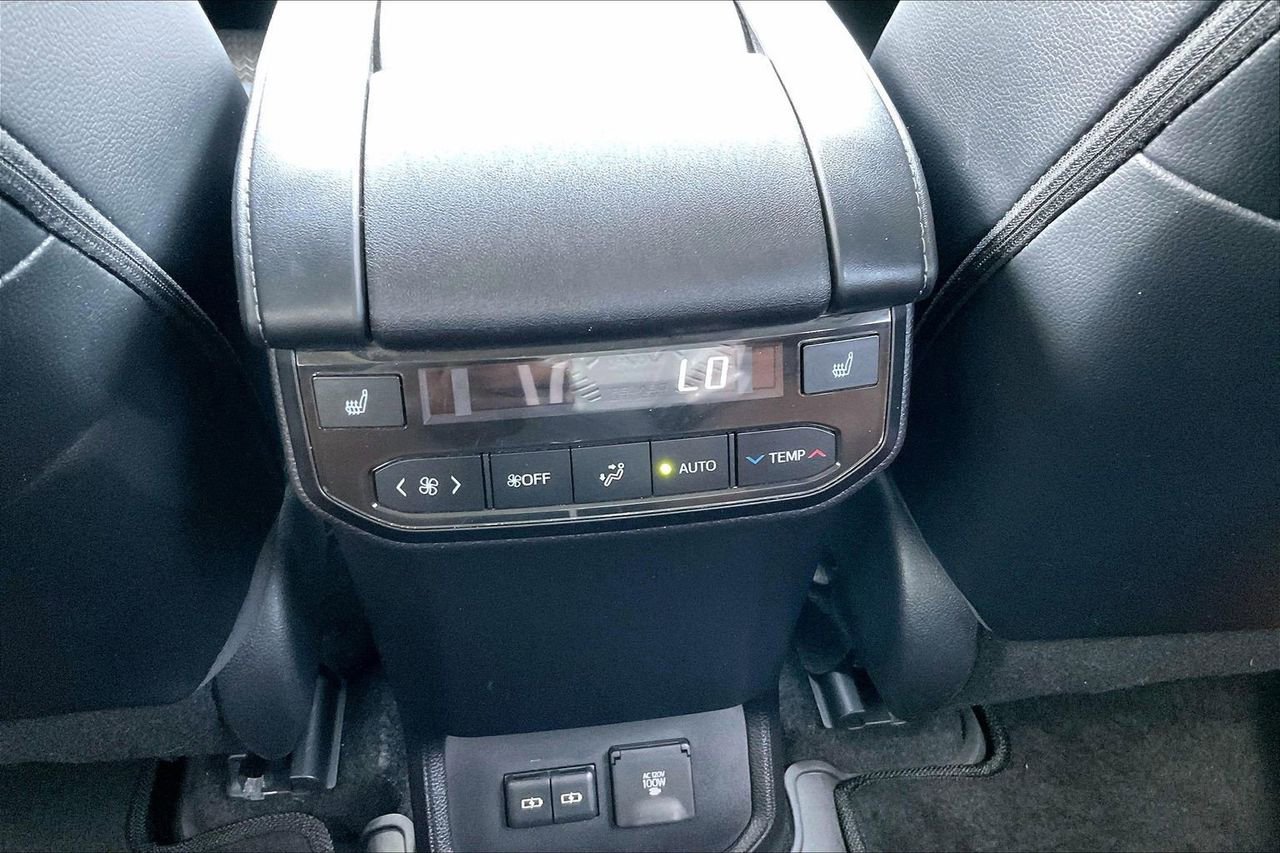 Used 2023 Toyota Highlander Platinum FWD image 18