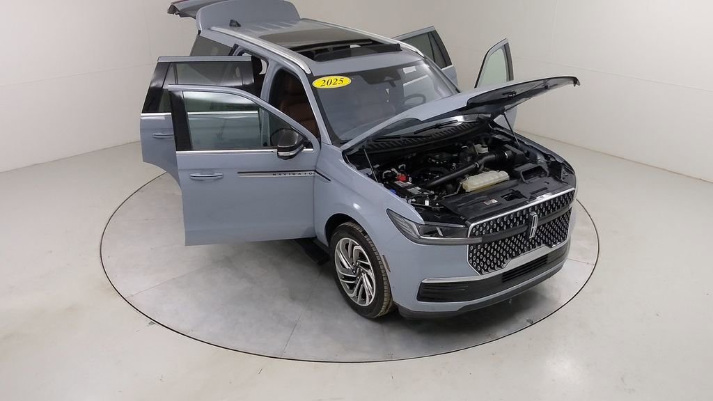 Used 2025 Lincoln Navigator Reserve image 51