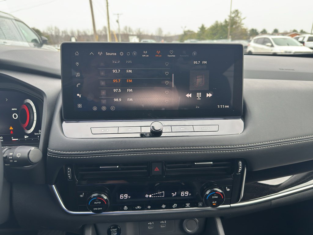 Used 2025 Nissan Rogue SL image 8