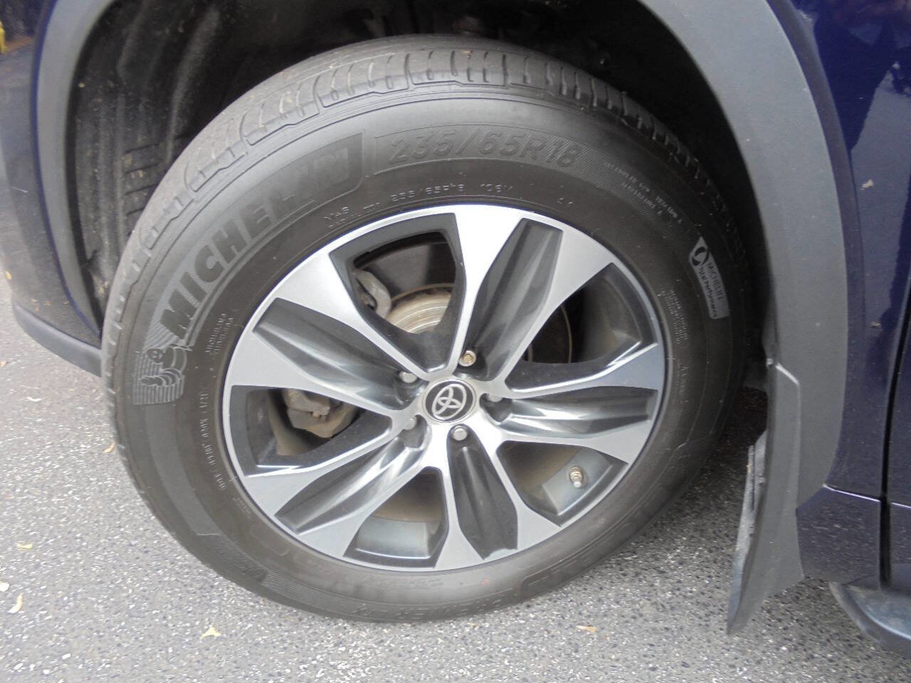 Used 2021 Toyota Highlander XLE AWD/4WD image 32