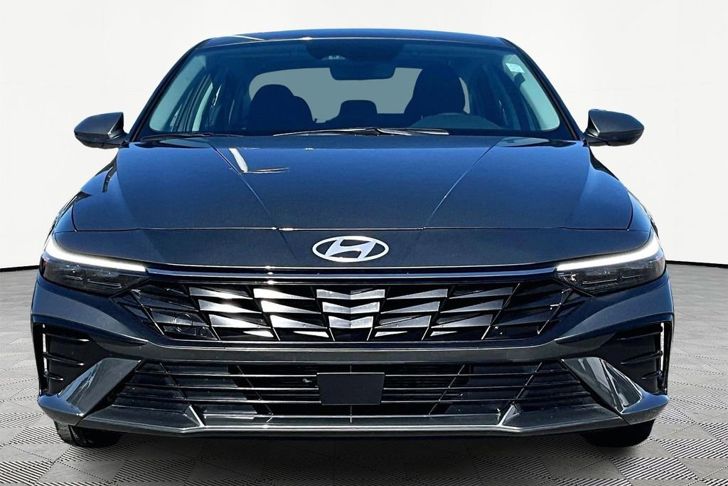 Used 2025 Hyundai Elantra SEL image 3