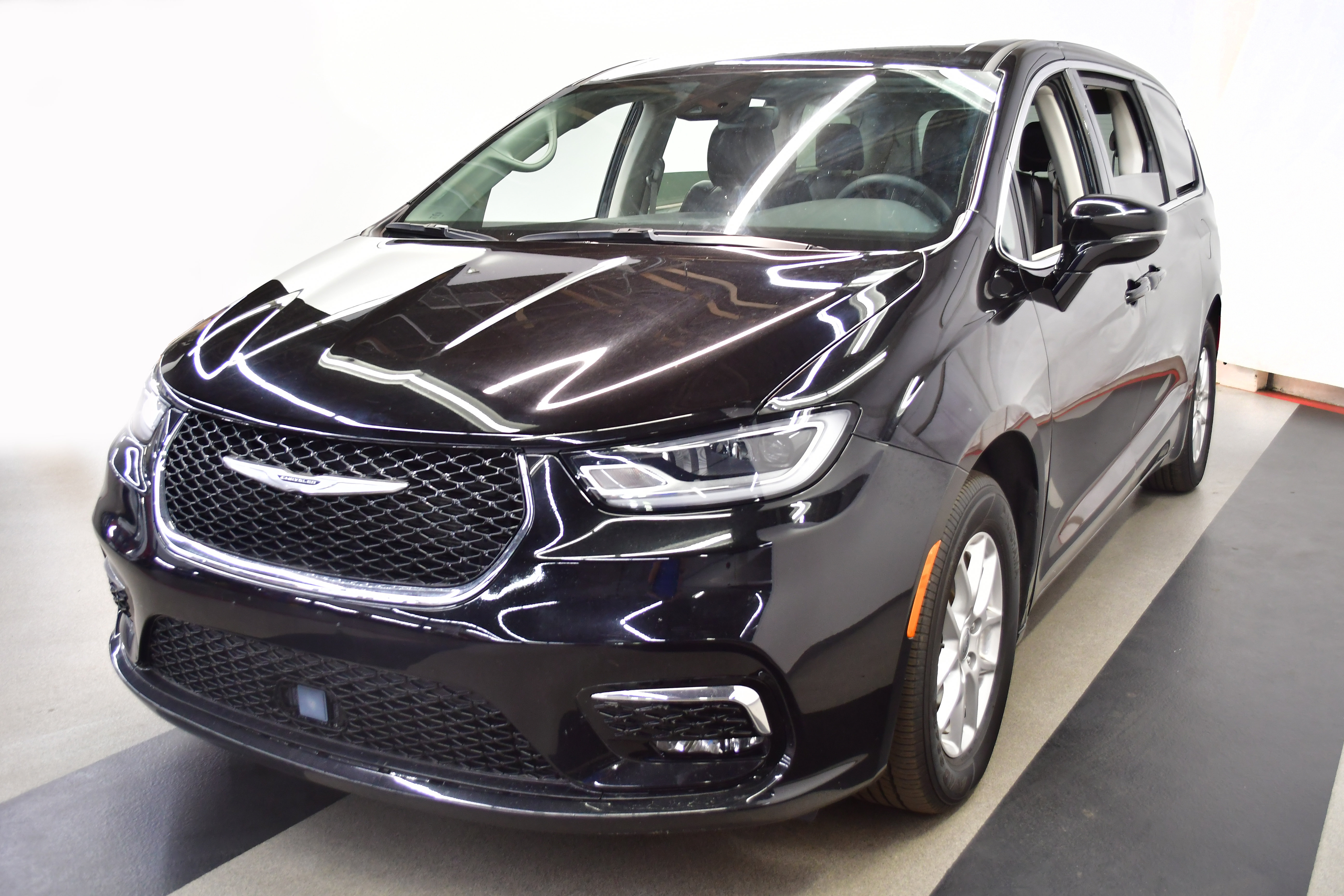 Used 2024 Chrysler Pacifica Touring-L FWD image 4
