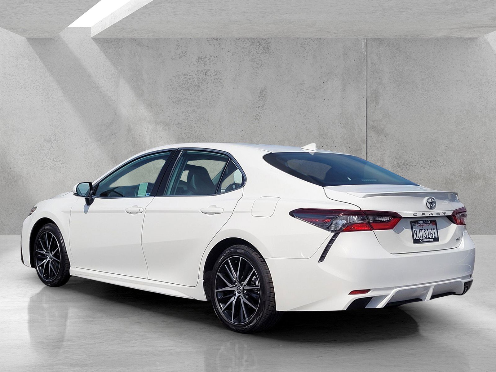 Used 2024 Toyota Camry SE image 6