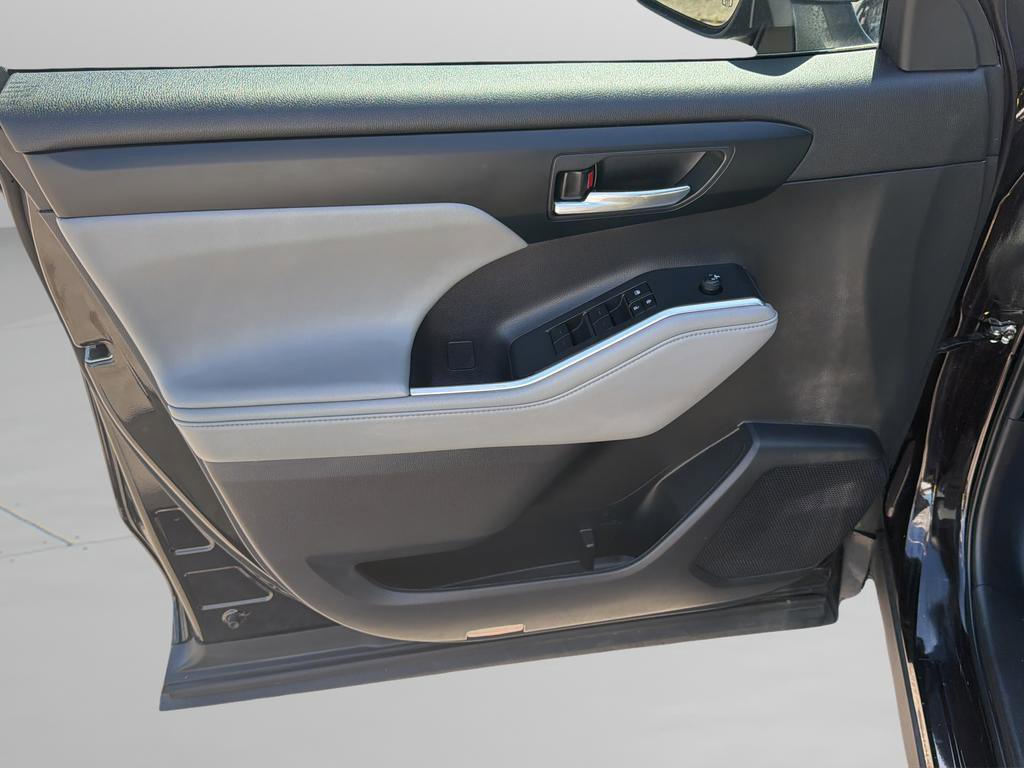 Used 2022 Toyota Highlander XLE FWD image 18