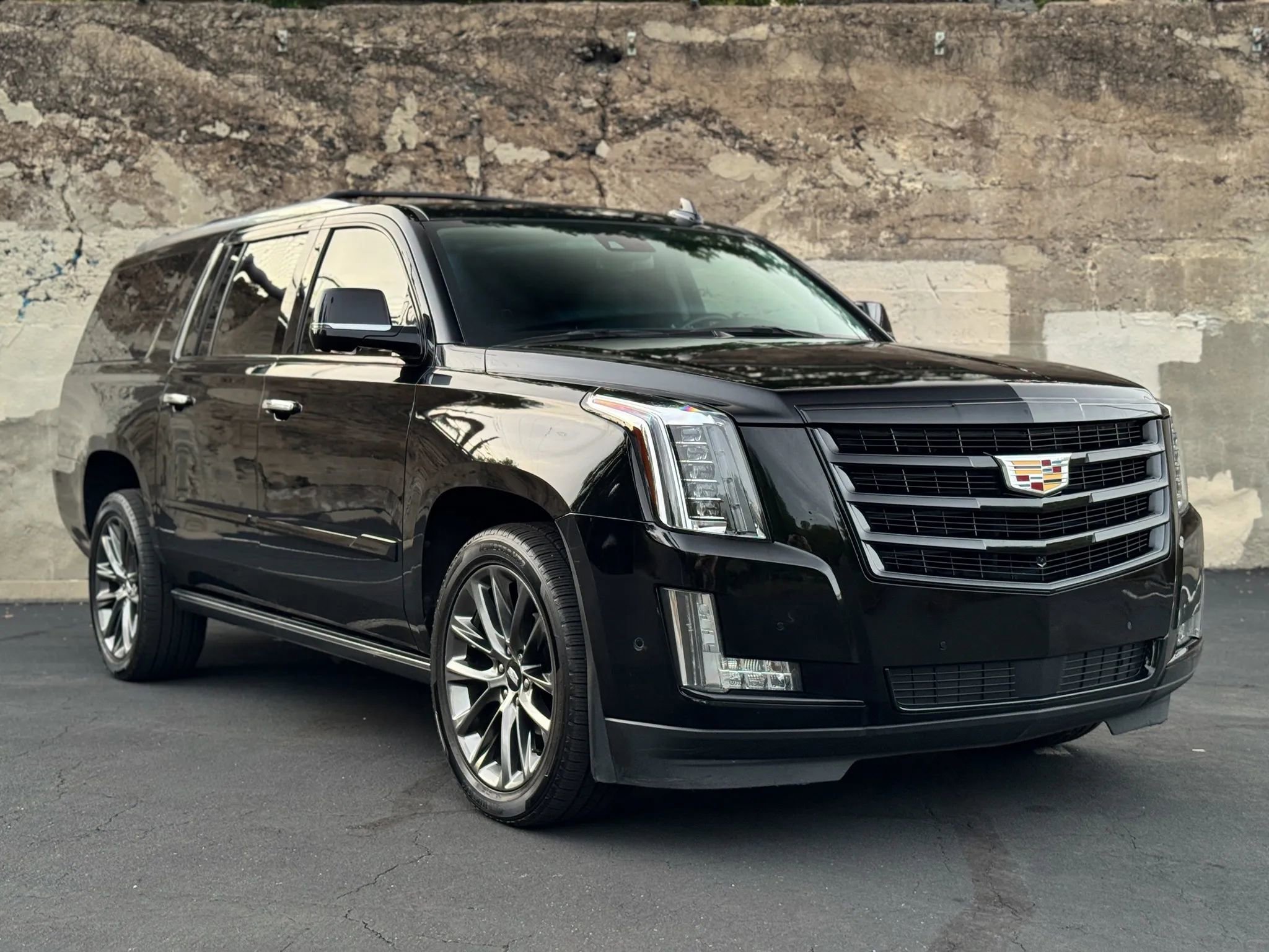 Used 2020 Cadillac Escalade ESV Premium Luxury w/ Escalade Sport Edition AWD/4WD image 5