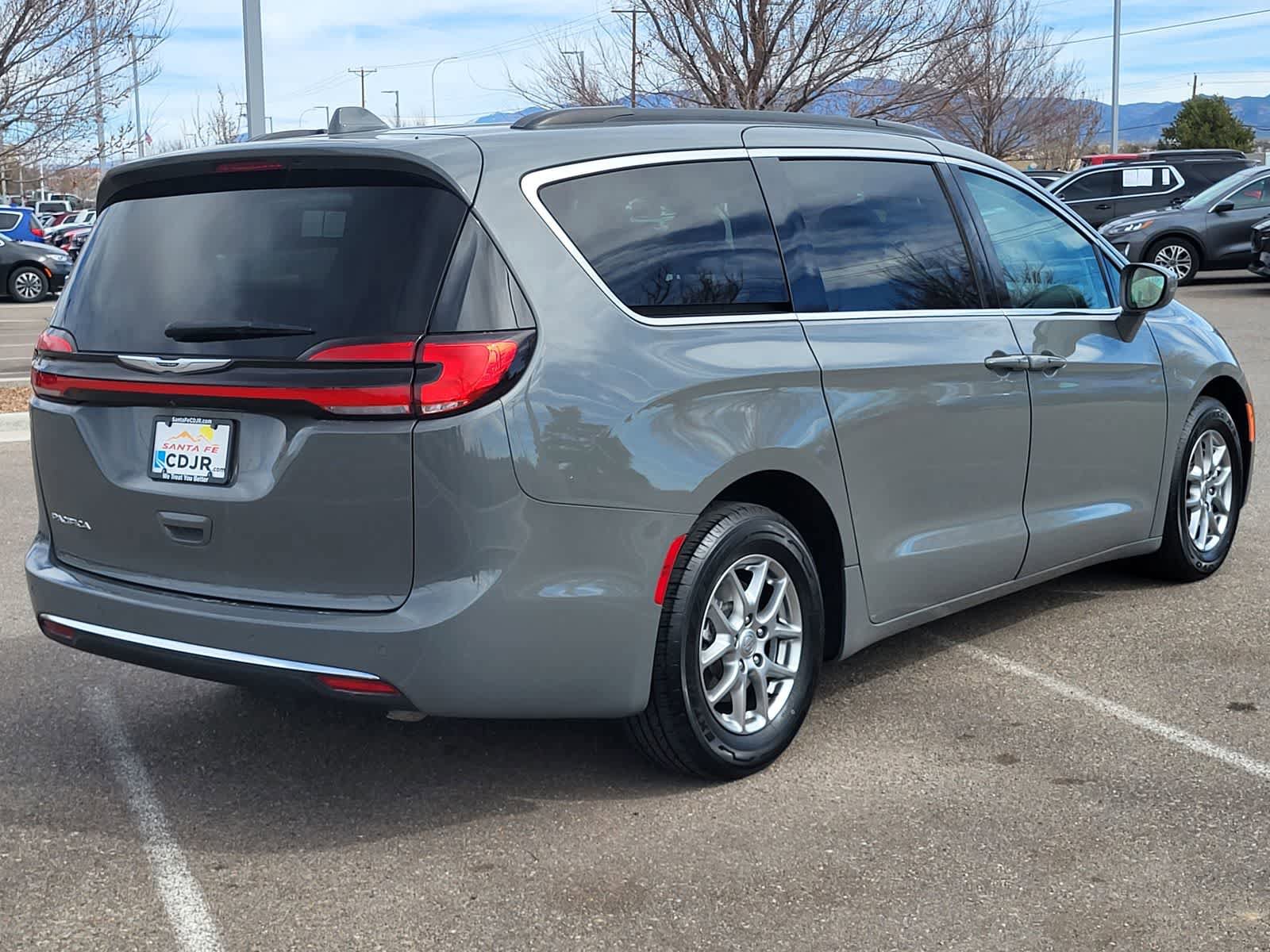 Used 2021 Chrysler Pacifica Touring image 5