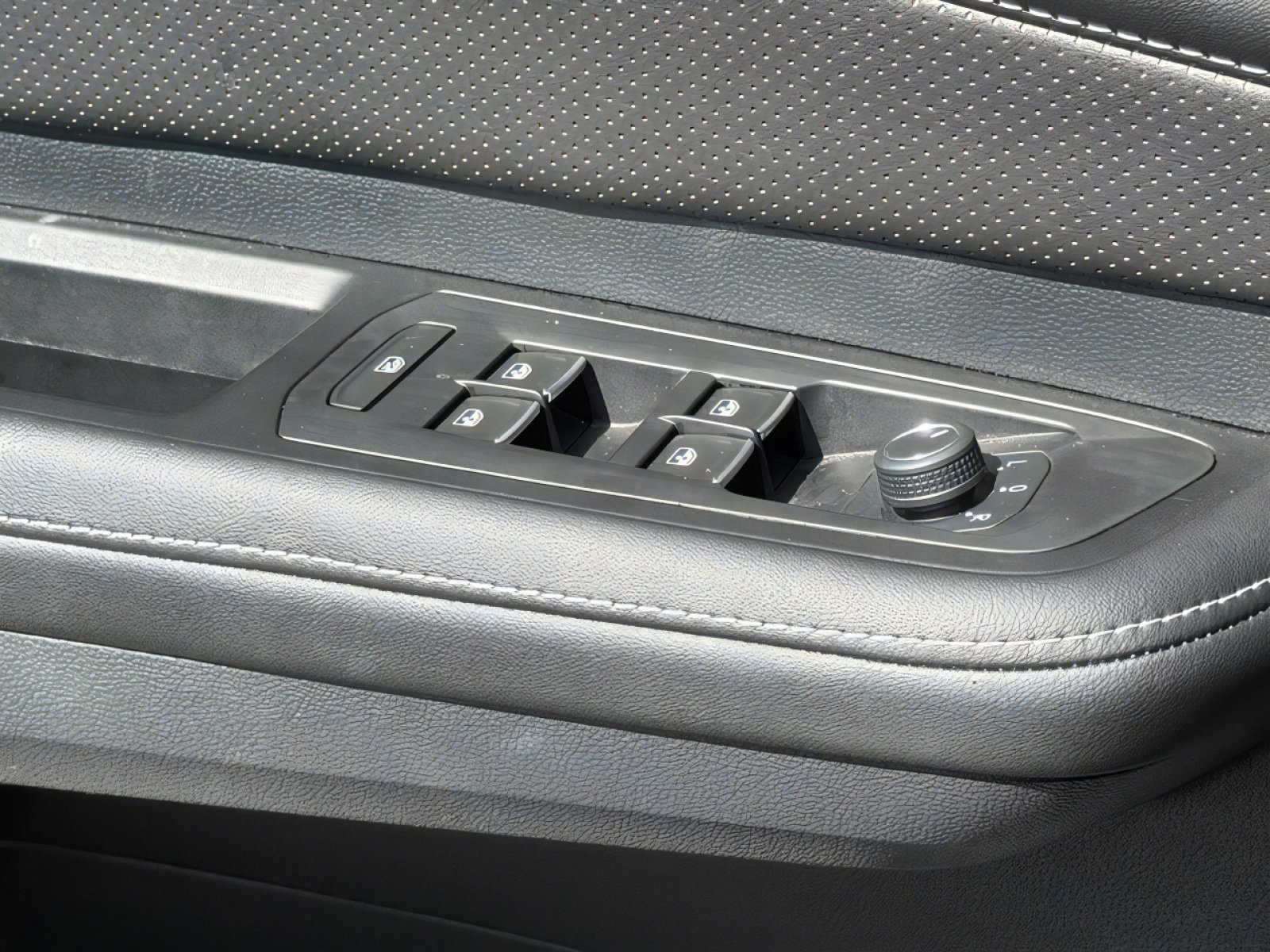 Used 2024 Volkswagen Atlas Cross Sport SE image 27