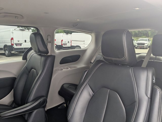 Used 2024 Chrysler Pacifica Limited FWD image 15
