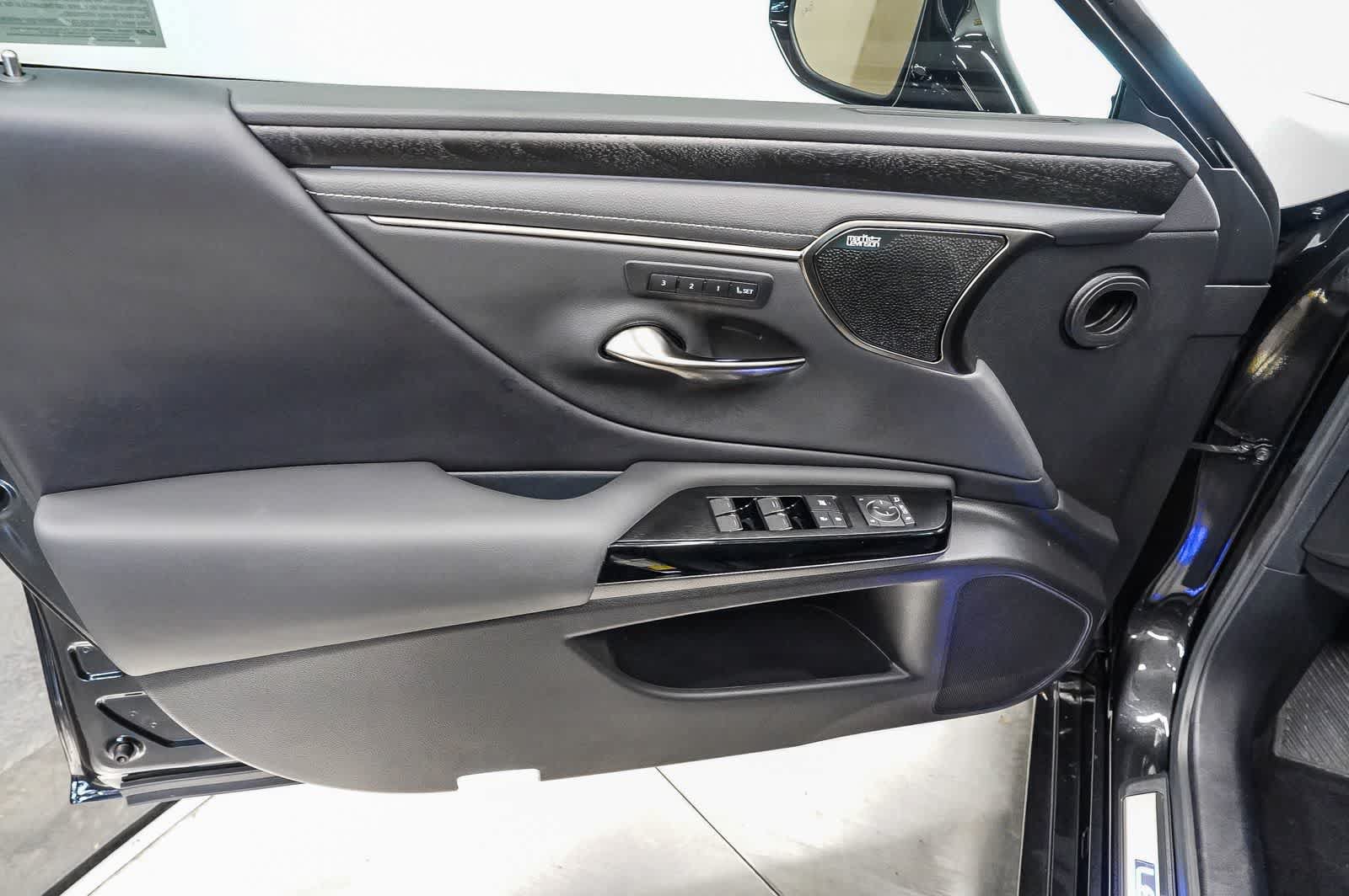 Used 2025 Lexus ES 300h w/ Accessory Package (Z2) FWD image 22